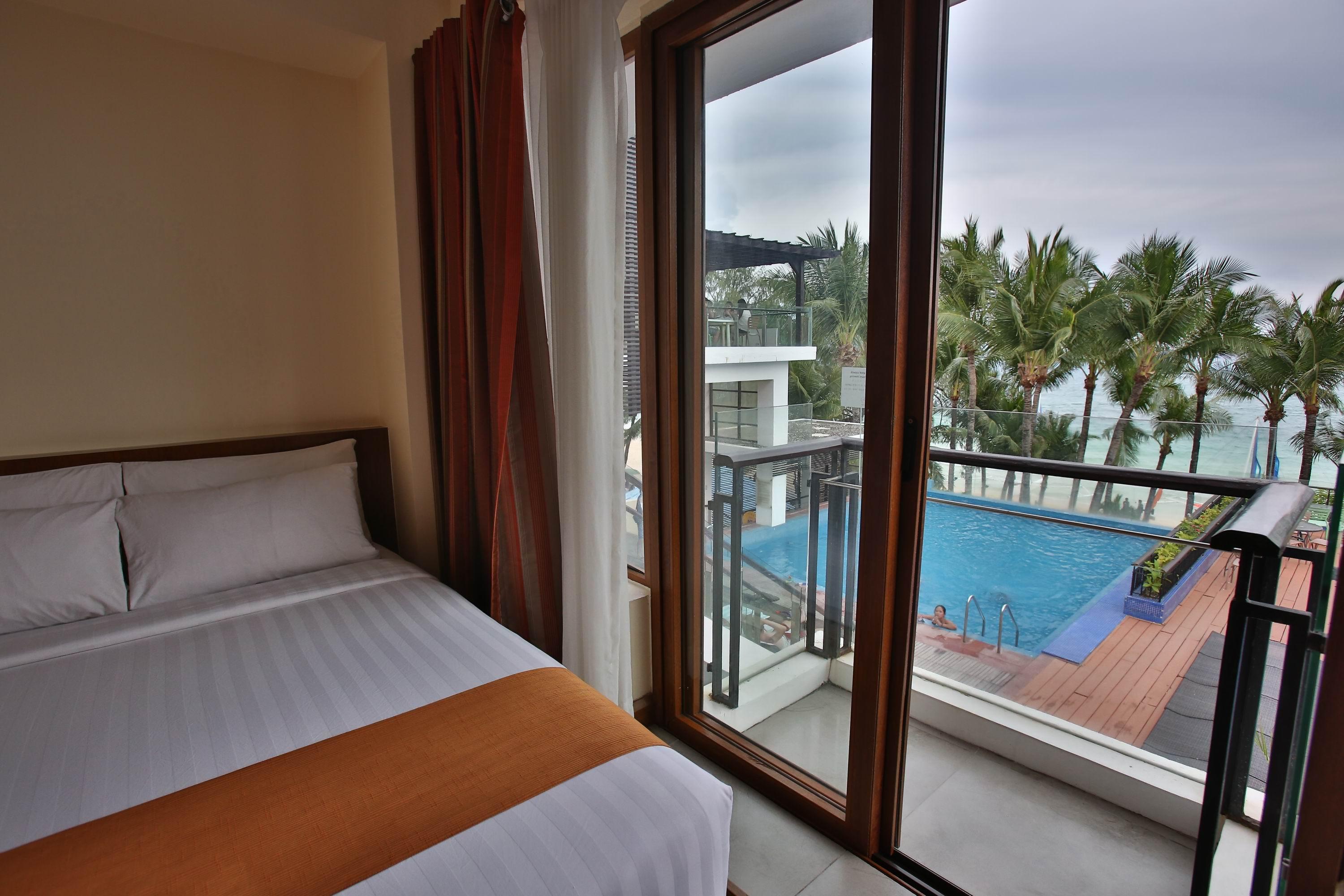 Crown Regency Beach Resort Manoc-Manoc Exterior foto