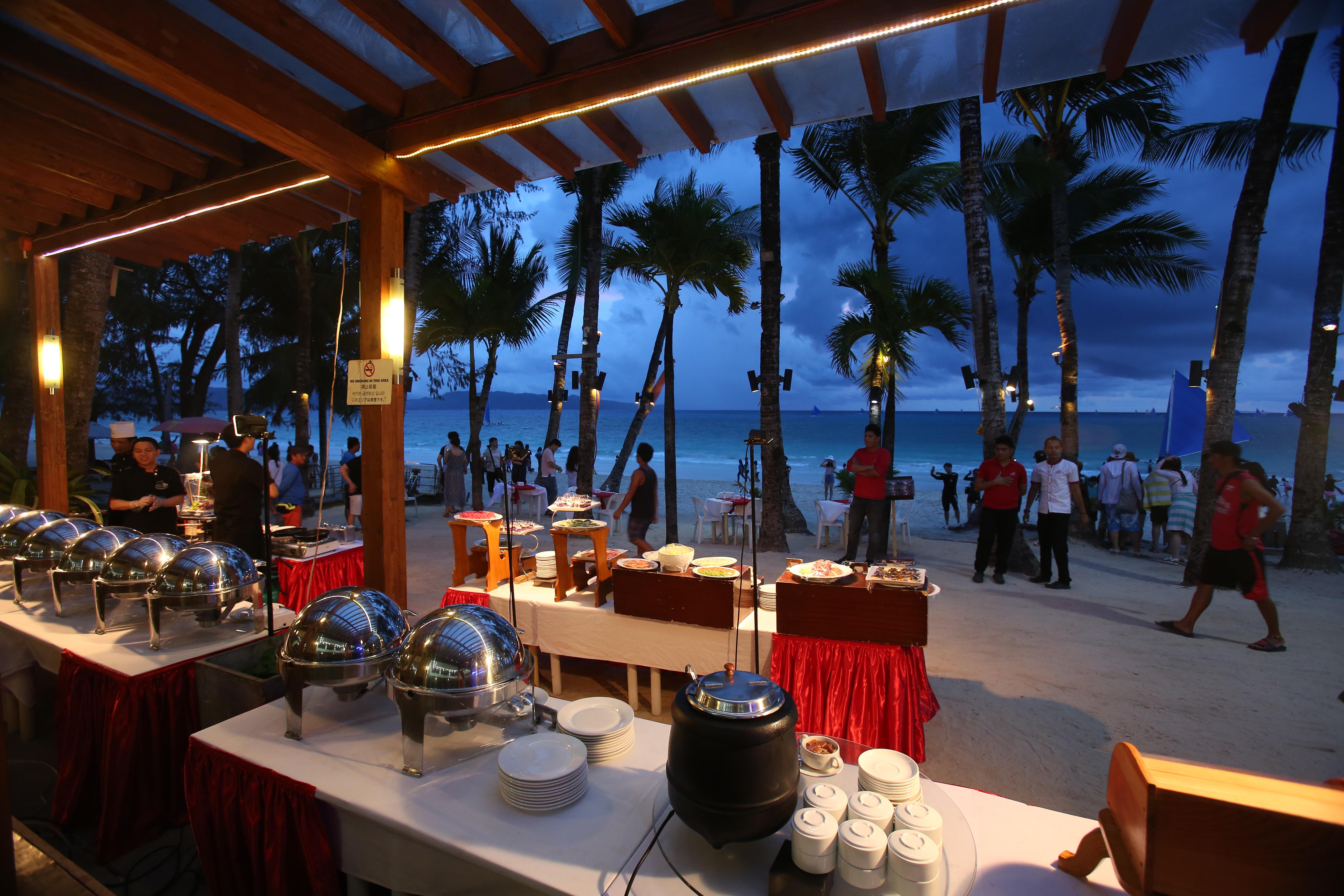 Crown Regency Beach Resort Manoc-Manoc Exterior foto