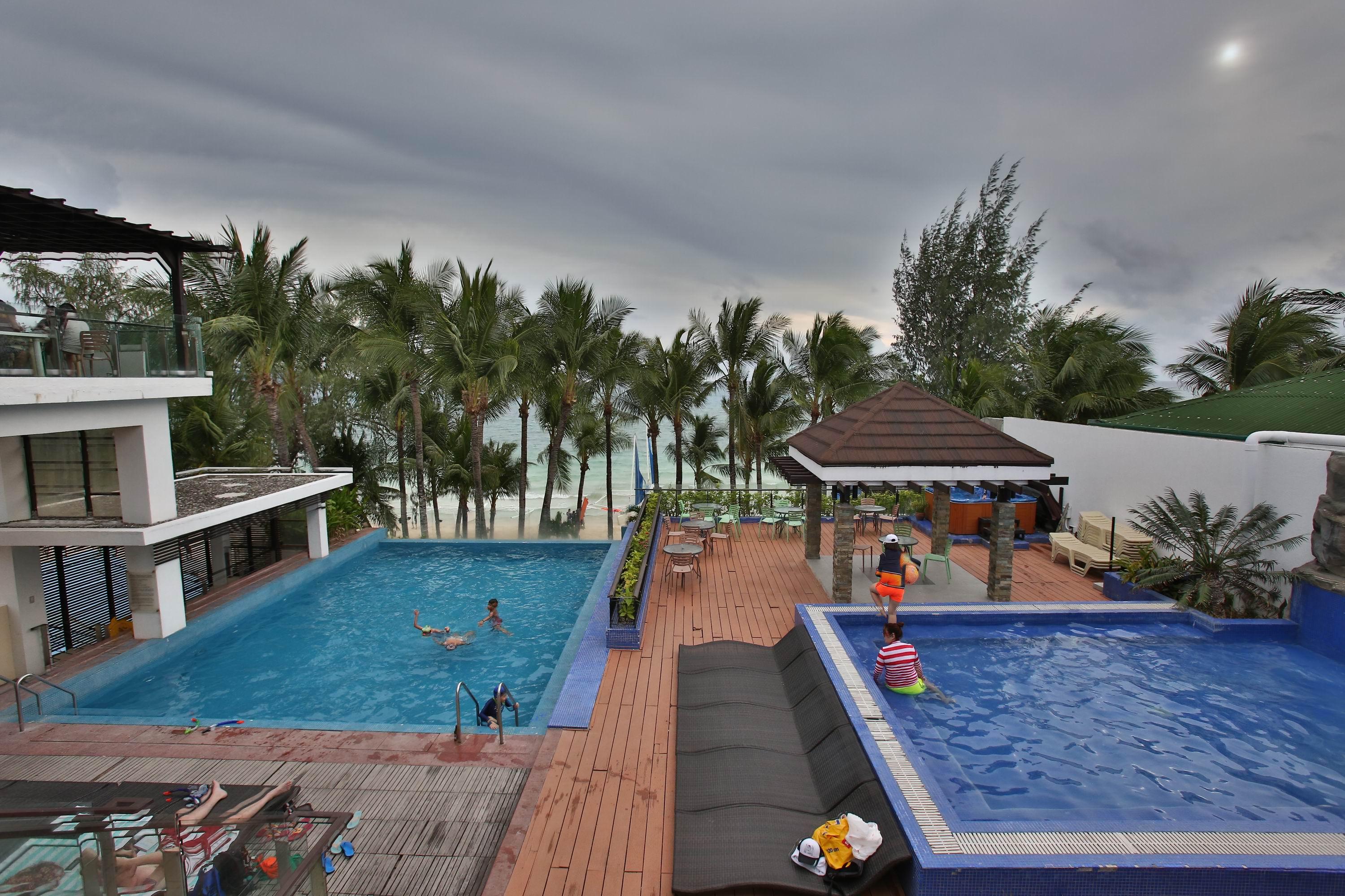 Crown Regency Beach Resort Manoc-Manoc Exterior foto