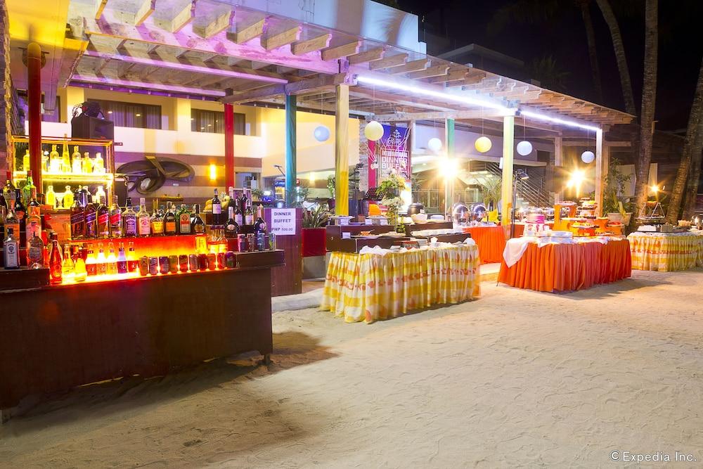 Crown Regency Beach Resort Manoc-Manoc Exterior foto