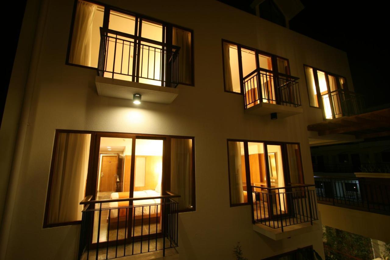 Crown Regency Beach Resort Manoc-Manoc Exterior foto
