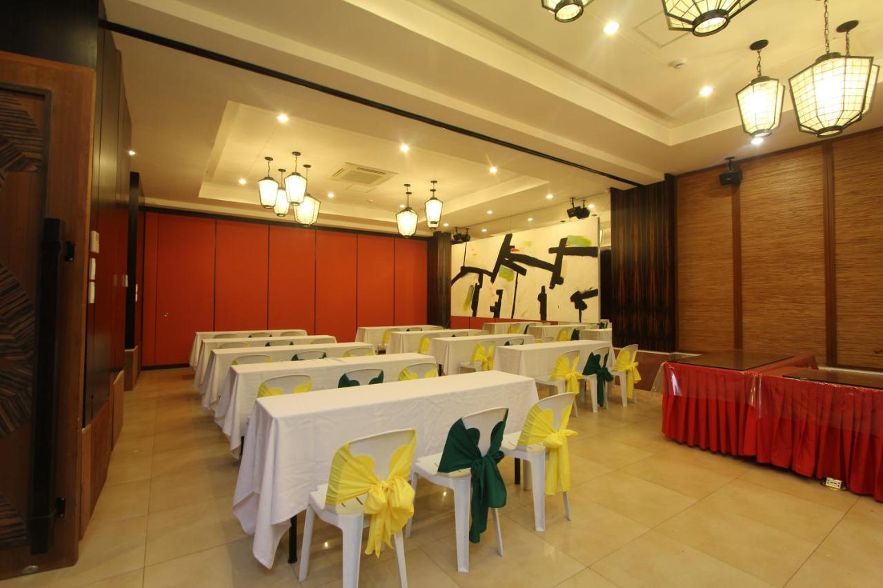 Crown Regency Beach Resort Manoc-Manoc Exterior foto