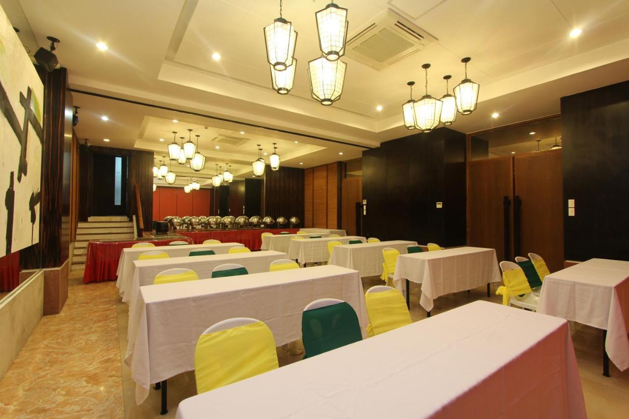 Crown Regency Beach Resort Manoc-Manoc Exterior foto