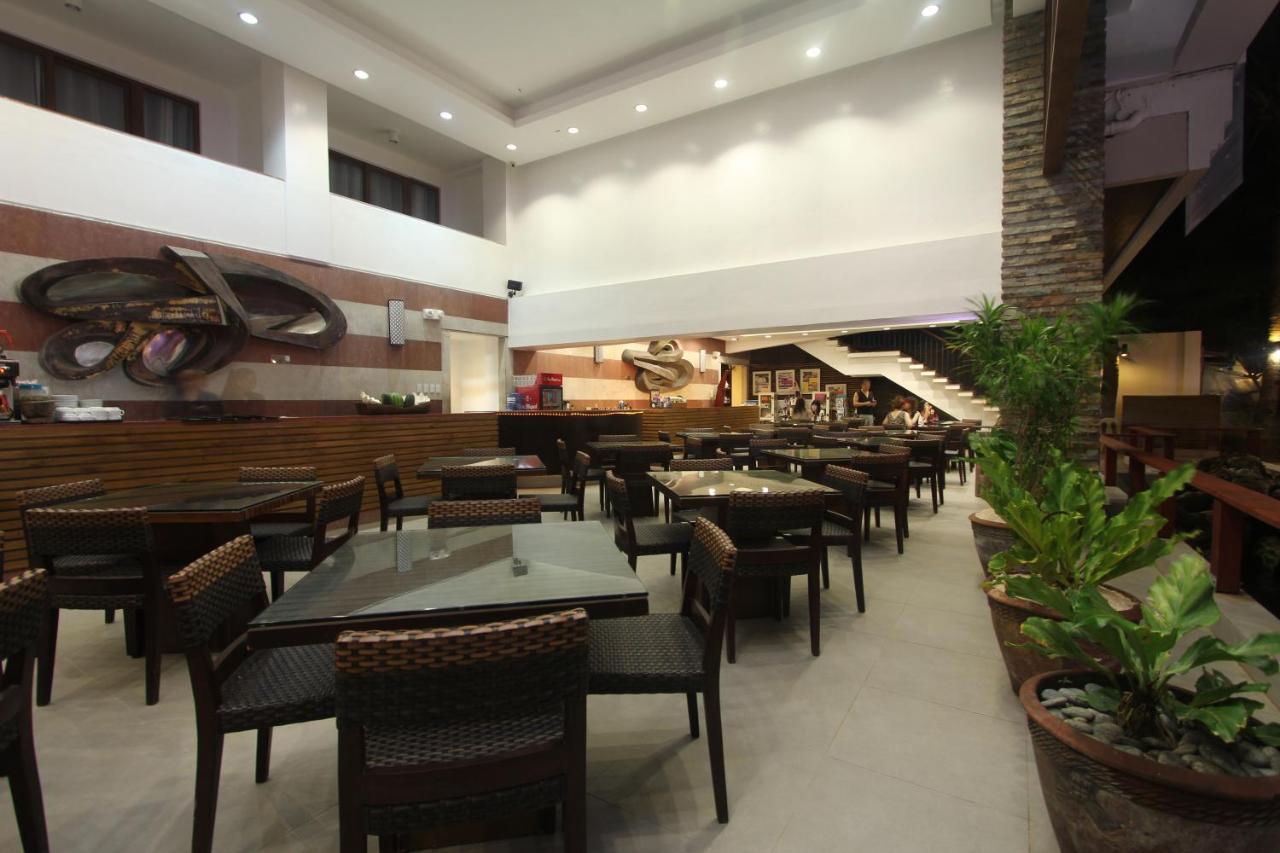 Crown Regency Beach Resort Manoc-Manoc Exterior foto