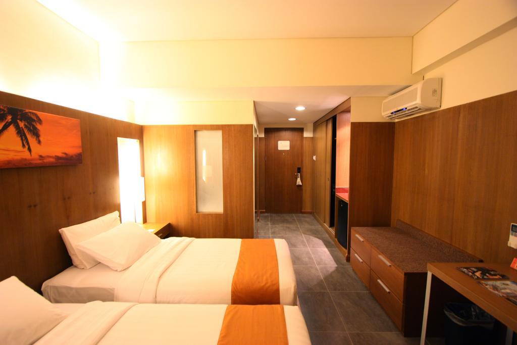 Crown Regency Beach Resort Manoc-Manoc Exterior foto