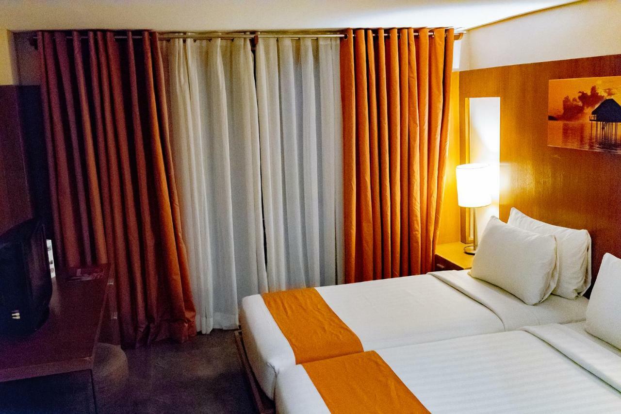 Crown Regency Beach Resort Manoc-Manoc Exterior foto
